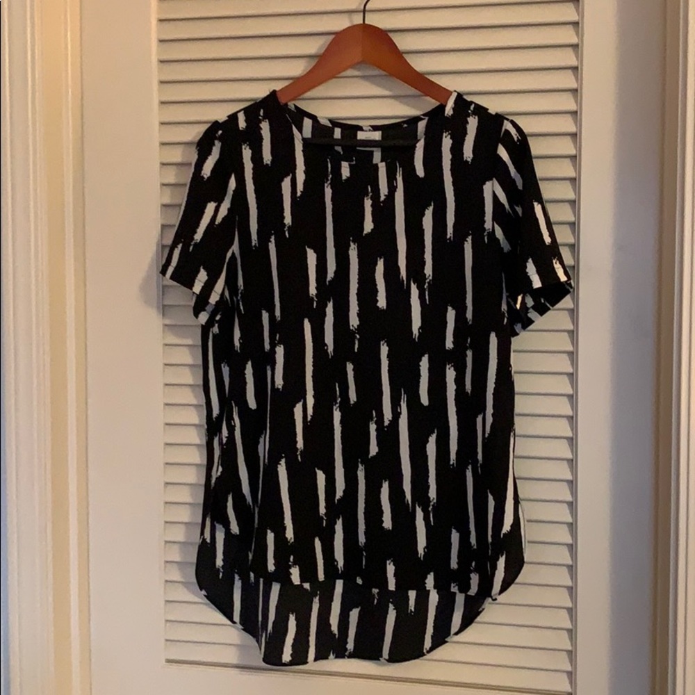 Back and white print short sleeved tunic blouse